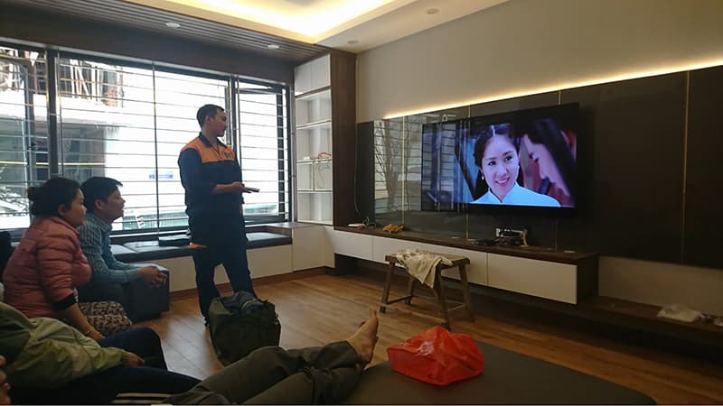 Kỹ thuật viên của Mạnh Nguyễn lắp đặt sản phẩm cho khách hàng Kỹ thuật viên của Mạnh Nguyễn lắp đặt sản phẩm cho khách hàng