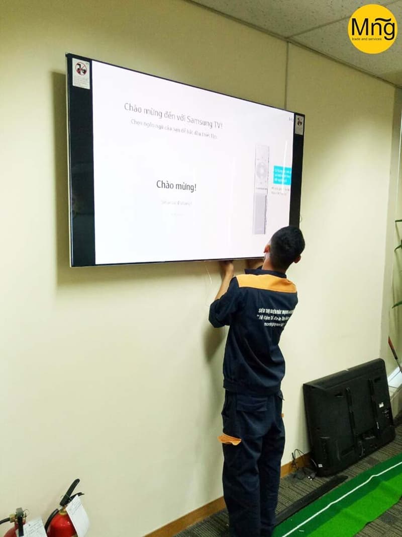 Tivi Samsung 75 inch được lắp đặt cẩn thận 