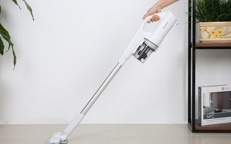 Một chiếc máy hút bụi là công cụ đắc lực cho việc dọn dẹp nhà cửa của mẹ dễ dàng hơn