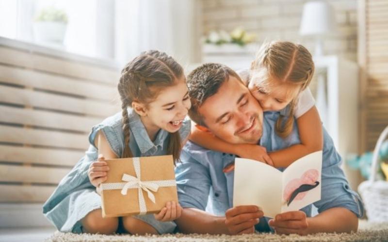 Con gái sẽ tràn ngập niềm hạnh phúc khi được đón nhận những lời chúc ấm áp từ gia đình ngày 20/10 Con gái sẽ tràn ngập niềm hạnh phúc khi được đón nhận những lời chúc ấm áp từ gia đình ngày 20/10