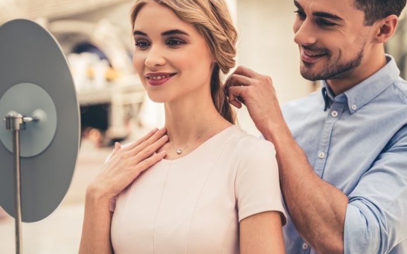 Trang sức mang lại sự tinh tế và ý nghĩa cho món quà 20/10 dành tặng vợ yêu Trang sức mang lại sự tinh tế và ý nghĩa cho món quà 20/10 dành tặng vợ yêu