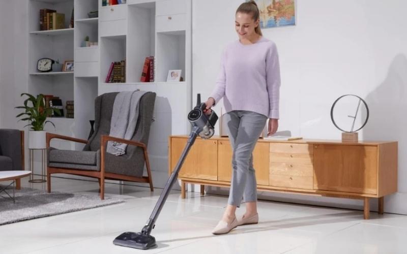 Thiết kế nhỏ gọn, dễ sử dụng, máy hút bụi hỗ trợ thầy cô dọn dẹp mọi ngóc ngách dễ dàng
