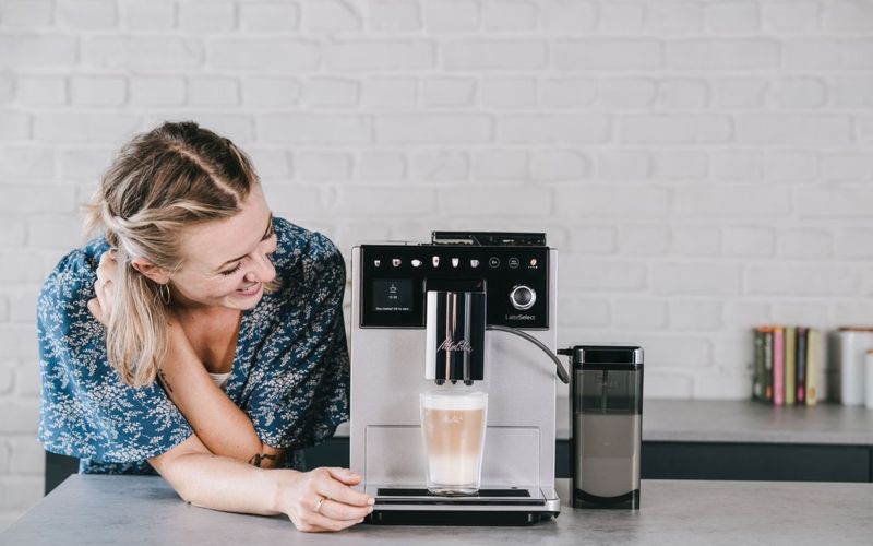 Máy pha cà phê nhỏ gọn và hiện đại, giúp thầy cô tận hưởng những giây phút thư thái