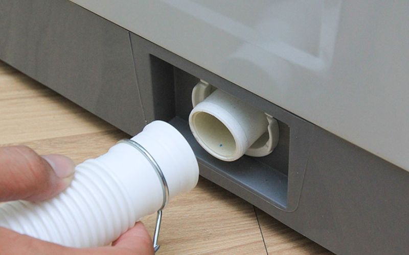 Ống xả nước được kiểm tra kỹ lưỡng nhằm đảm bảo không còn vật cản gây lỗi E1 Ống xả nước được kiểm tra kỹ lưỡng nhằm đảm bảo không còn vật cản gây lỗi E1