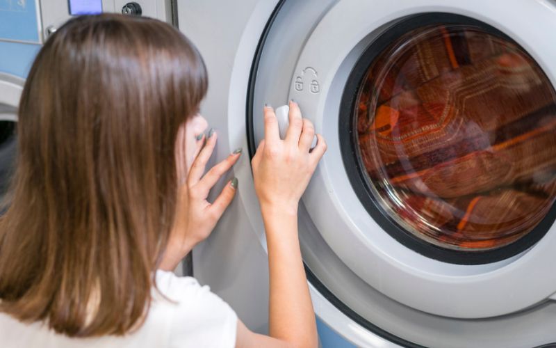 Đóng cửa máy giặt kín hoàn toàn giúp bảo vệ máy giặt và quần áo của bạn Đóng cửa máy giặt kín hoàn toàn giúp bảo vệ máy giặt và quần áo của bạn