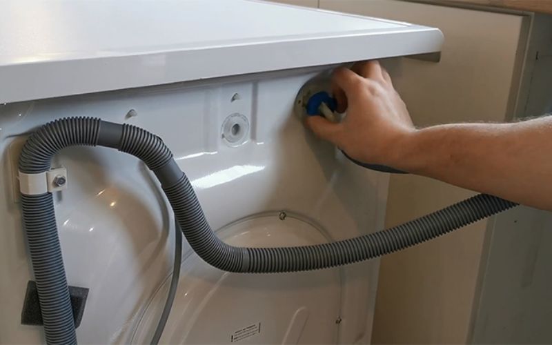 Kiểm tra kỹ ống nước để loại bỏ cặn bẩn và đảm bảo lưu thông nước Kiểm tra kỹ ống nước để loại bỏ cặn bẩn và đảm bảo lưu thông nước