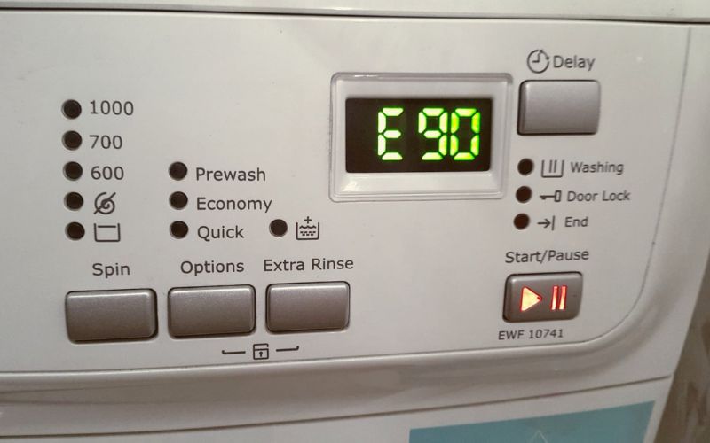 Màn hình hiện E90 hoặc nhấp nháy đèn trên máy giặt Electrolux là dấu hiệu nhận diện lỗi