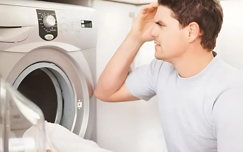 Thiếu nước trong bình chứa dẫn đến lỗi E90 trên máy giặt Electrolux