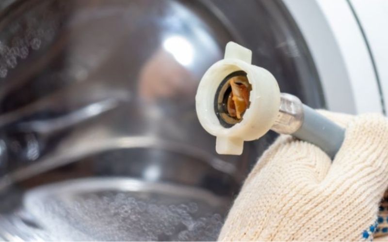 Vệ sinh ống dẫn nước, giúp cải thiện hiệu suất của máy giặt