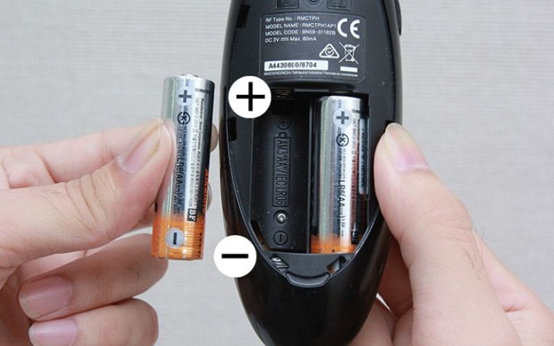 Pin yếu hoặc hết có thể khiến điều khiển từ xa của tivi LG ngừng hoạt động, làm mất con trỏ chuột