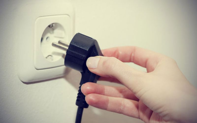 Rút phích cắm máy giặt ngay lập tức để đảm bảo an toàn khi xử lý sự cố