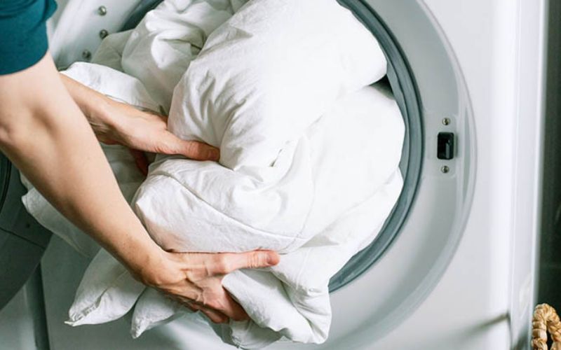 Máy giặt trên 10kg giúp xử lý dễ dàng chăn dày, đảm bảo làm sạch đều mà không gây quá tải lồng giặt