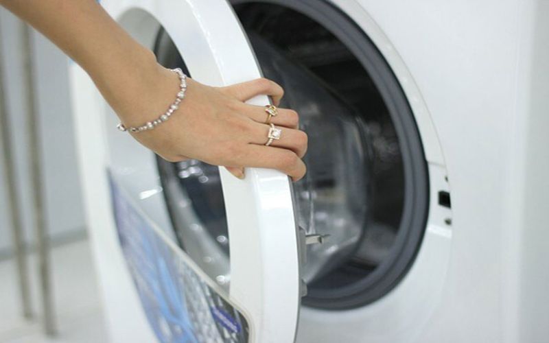 Cửa máy giặt Electrolux được mở sau khi hệ thống hoàn tất chu trình an toàn