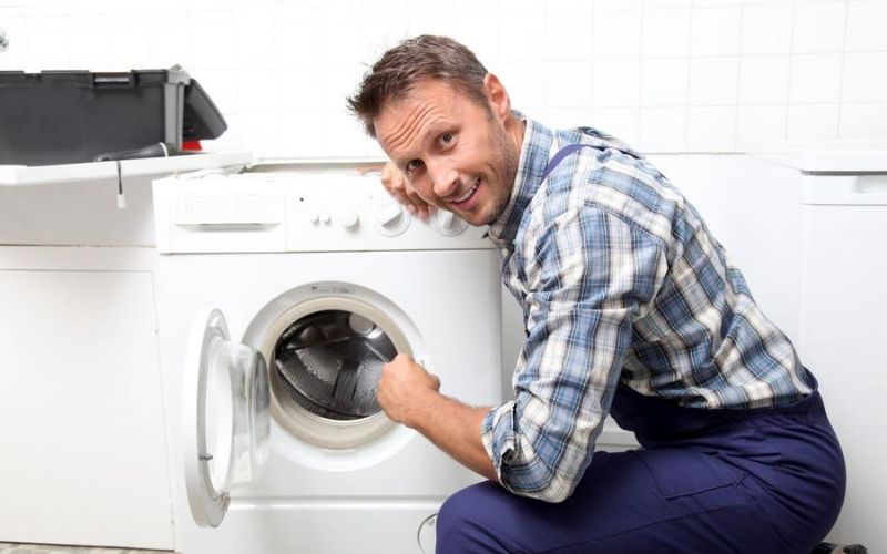 Lẫy sắt bị bám bụi dày đặc, gây cản trở cho việc mở cửa máy giặt