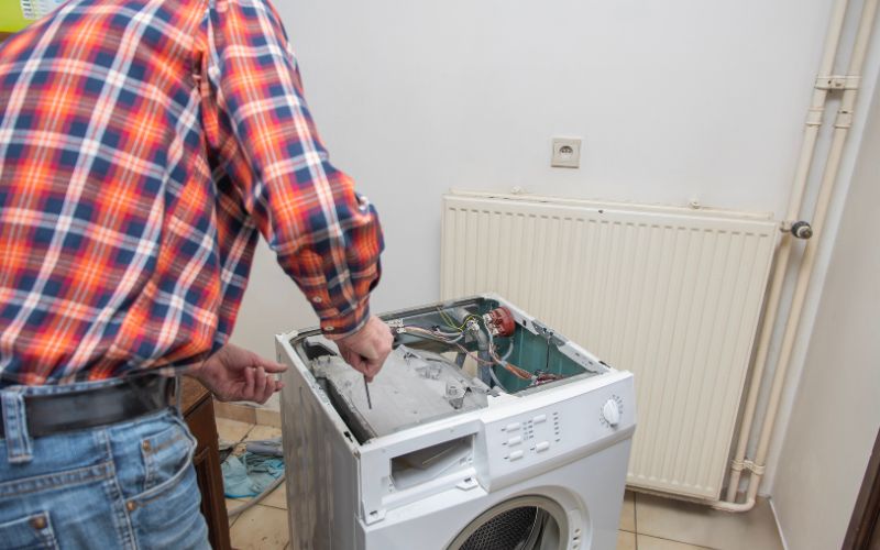 IC điều khiển công tắc cửa bị lỗi, dẫn đến sự cố không thể mở cửa máy giặt