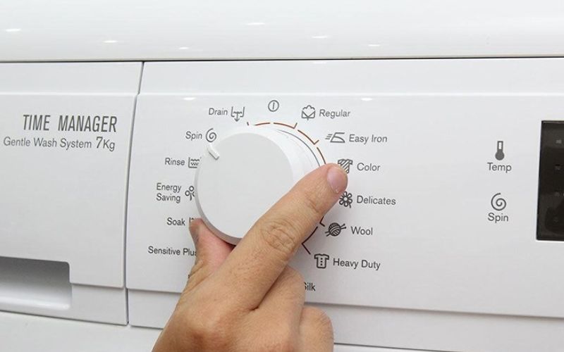 Xoay núm điều khiển về vị trí ban đầu để mở khóa cửa máy giặt Xoay núm điều khiển về vị trí ban đầu để mở khóa cửa máy giặt