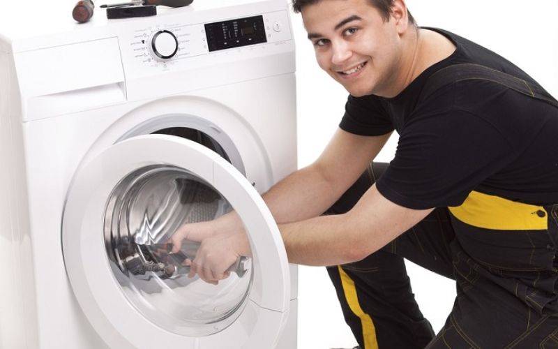 Tháo vòng kẽm cẩn thận để đảm bảo không làm hỏng cửa máy giặt Tháo vòng kẽm cẩn thận để đảm bảo không làm hỏng cửa máy giặt