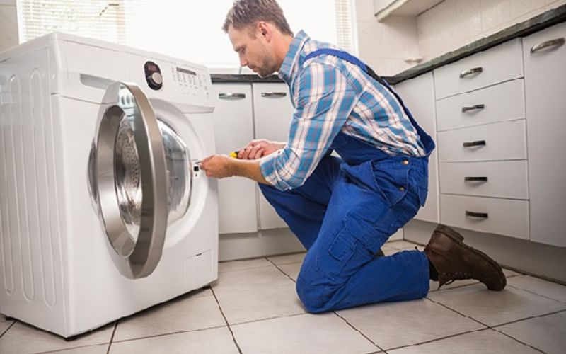 Sử dụng tua vít để tháo ốc và kiểm tra công tắc cửa máy giặt