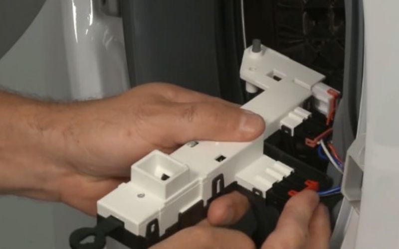 Kiểm tra công tắc cửa máy giặt để phát hiện và sửa chữa các sự cố Kiểm tra công tắc cửa máy giặt để phát hiện và sửa chữa các sự cố