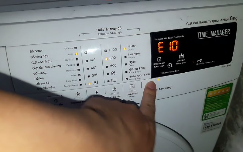 Kiểm tra màn hình LCD của máy giặt để nhận biết lỗi E10 sớm nhất