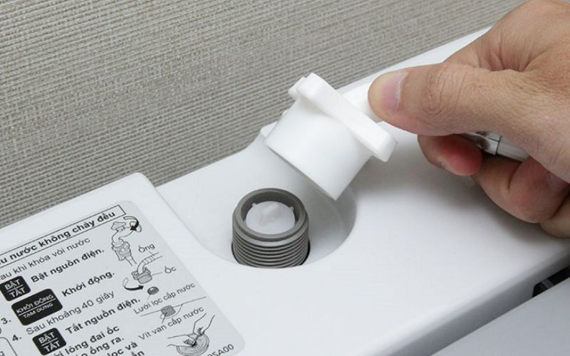 Hư hỏng van cấp nước khiến máy giặt Electrolux dừng hoạt động và báo lỗi E10.