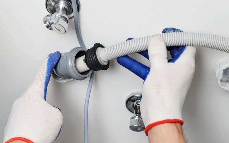 Ống cấp nước bị tắc nghẽn cần được xử lý để đảm bảo dòng nước lưu thông tốt