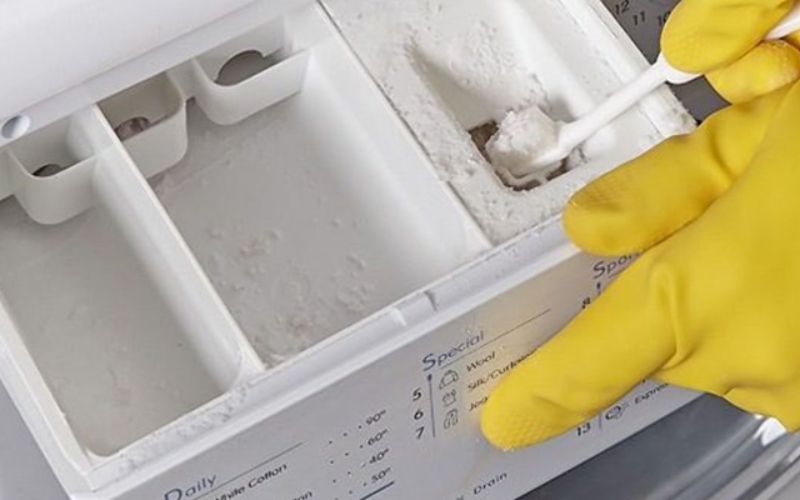 Cặn bẩn trong khay chứa nước giặt cần được làm sạch để đảm bảo công năng máy