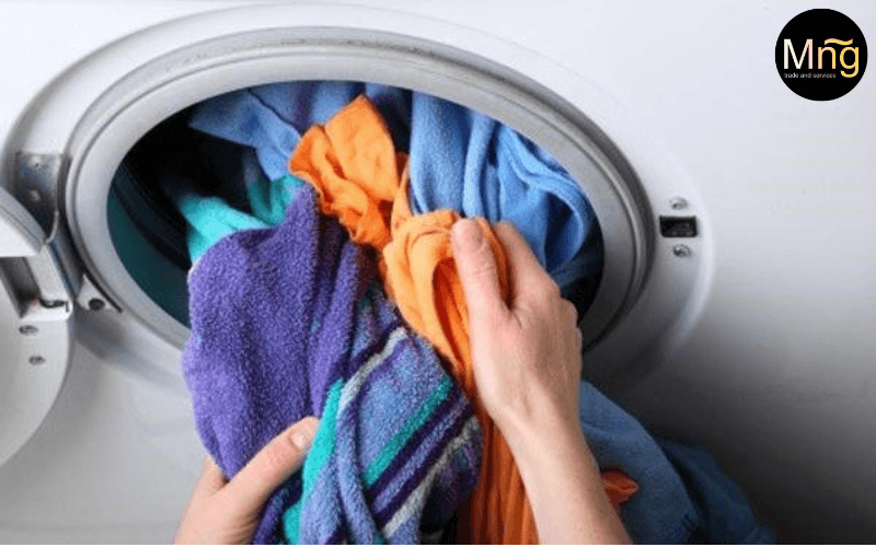 Cho quá tải quần áo sẽ khiến máy giặt không thể thực hiện chu trình vắt Cho quá tải quần áo sẽ khiến máy giặt không thể thực hiện chu trình vắt