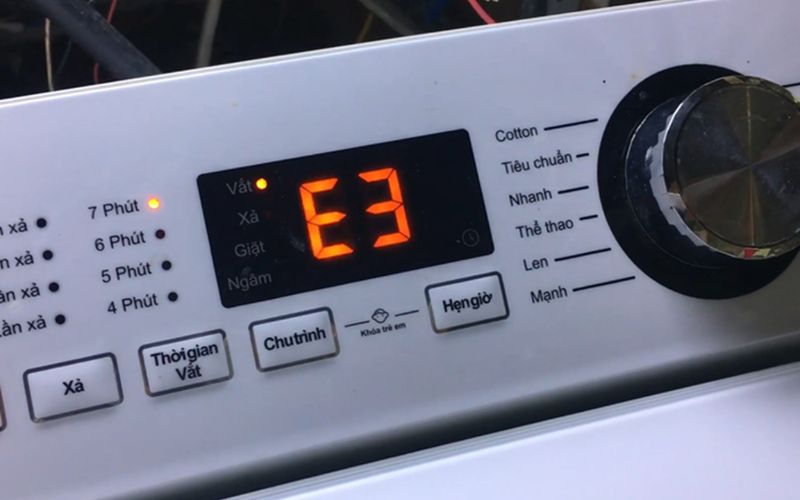 Máy giặt Toshiba hiển thị lỗi E3 khi phát hiện bất thường về sự cân bằng Máy giặt Toshiba hiển thị lỗi E3 khi phát hiện bất thường về sự cân bằng
