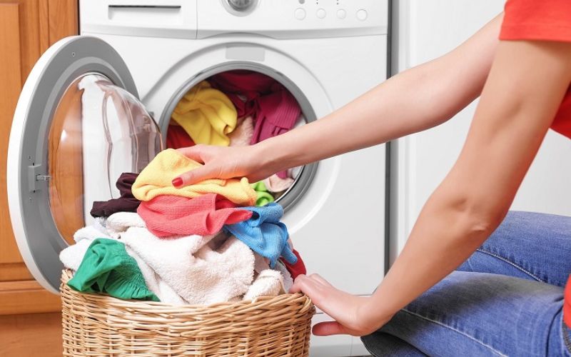 Lồng giặt quá tải hoặc đồ không phân bổ đều có thể dẫn đến rung lắc mạnh khi máy giặt hoạt động Lồng giặt quá tải hoặc đồ không phân bổ đều có thể dẫn đến rung lắc mạnh khi máy giặt hoạt động