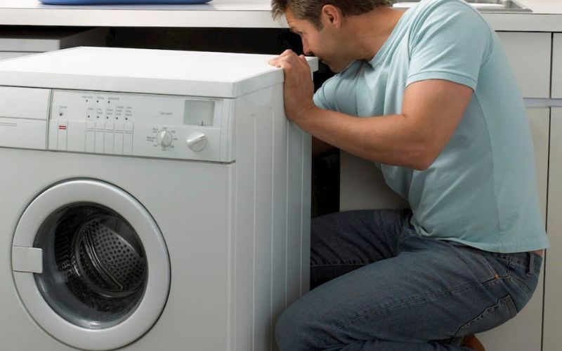 Máy giặt Toshiba rung lắc mạnh khi vắt do lò xo giảm xóc bị hỏng, ảnh hưởng đến độ ổn định