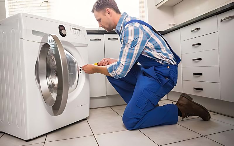 Tháo bỏ ốc định vị sau khi lắp đặt máy giặt giúp máy giặt vận hành trơn tru, không gây rung động