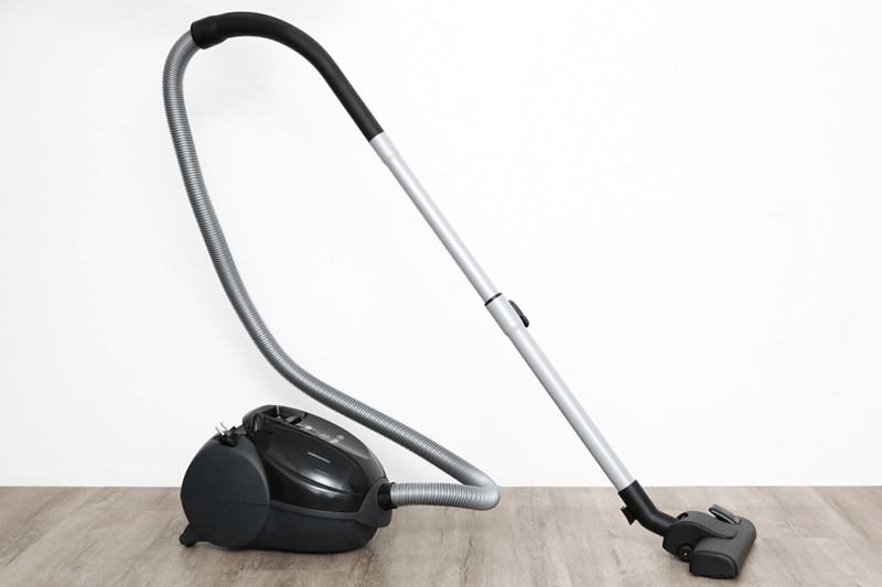 Máy hút bụi là thiết bị dọn vệ sinh phổ biến được nhiều gia đình sử dụng
