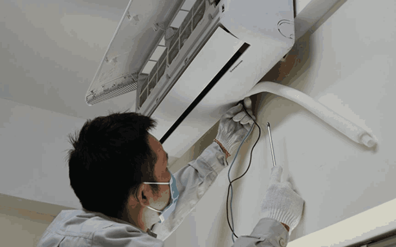 Kiểm tra ống thoát nước nếu bạn thấy điều hòa không hoạt động.  Kiểm tra ống thoát nước nếu bạn thấy điều hòa không hoạt động.