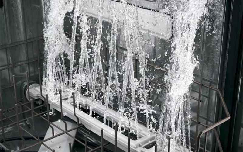 Hệ thống phun áp lực len lỏi đến từng góc cạnh nồi, chảo, làm sạch nhanh các vết bẩn cứng đầu Hệ thống phun áp lực len lỏi đến từng góc cạnh nồi, chảo, làm sạch nhanh các vết bẩn cứng đầu