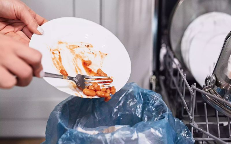 Tránh tắc nghẽn bằng cách loại bỏ rác lớn trước khi rửa