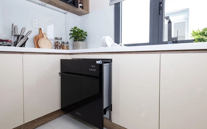 Máy rửa bát âm tủ với thiết kế tiết kiệm diện tích, phù hợp cho căn bếp có không gian khiêm tốn Máy rửa bát âm tủ với thiết kế tiết kiệm diện tích, phù hợp cho căn bếp có không gian khiêm tốn