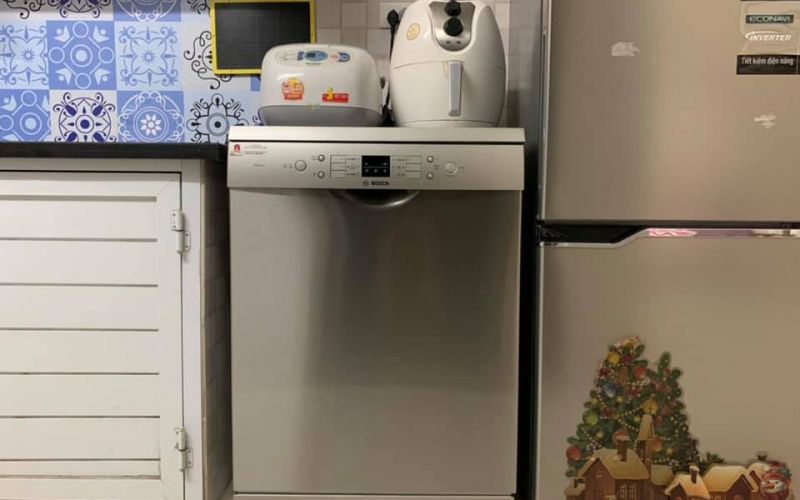 Dung tích lớn của máy rửa chén đứng độc lập giúp rửa sạch chén đĩa cho cả gia đình chỉ trong một lần Dung tích lớn của máy rửa chén đứng độc lập giúp rửa sạch chén đĩa cho cả gia đình chỉ trong một lần