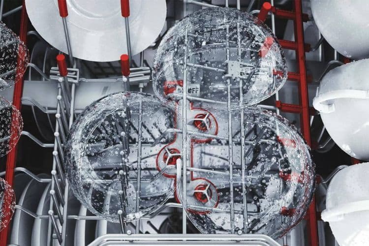 Hệ thống Extra Clean Zone rửa sạch sẽ vật dụng, chén bát ở giá treo phía trên