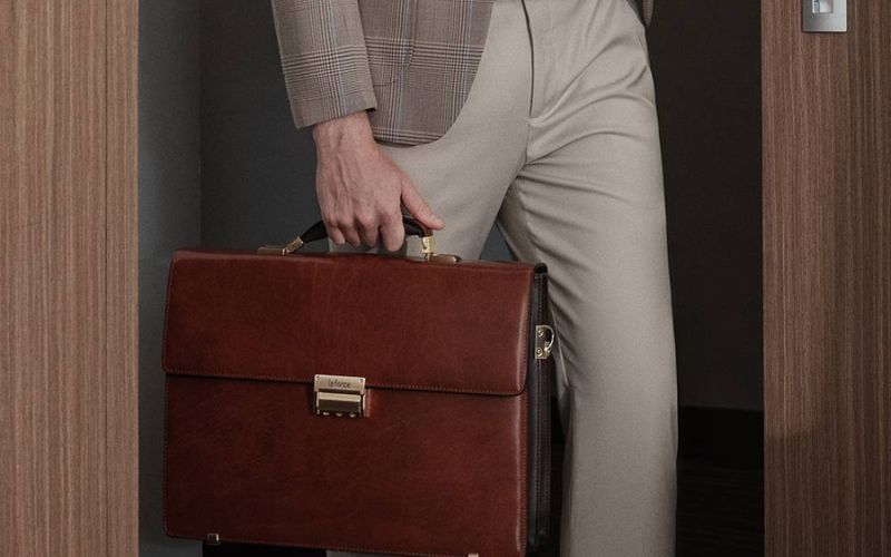 Cặp da sang trọng là món quà ý nghĩa dành tặng doanh nhân, thể hiện đẳng cấp và sự chu đáo trong việc chăm chút hình ảnh cá nhân Cặp da sang trọng là món quà ý nghĩa dành tặng doanh nhân, thể hiện đẳng cấp và sự chu đáo trong việc chăm chút hình ảnh cá nhân