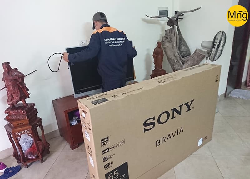 Nhân viên tại Mạnh Nguyễn hỗ trợ lắp đặt sản phẩm tại nhà cho khách hàng Nhân viên tại Mạnh Nguyễn hỗ trợ lắp đặt sản phẩm tại nhà cho khách hàng