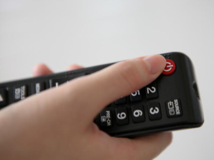 Những sai lầm khi vệ sinh tivi ai cũng mắc phải