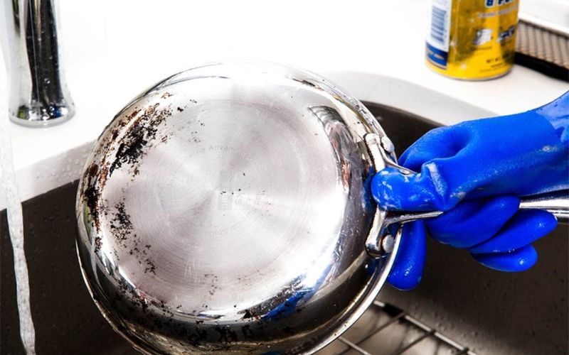Đảm bảo đáy nồi không còn cặn bẩn để bảo vệ bếp từ tốt hơn Đảm bảo đáy nồi không còn cặn bẩn để bảo vệ bếp từ tốt hơn