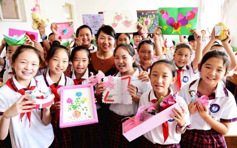 Tìm hiểu sở thích của thầy cô giúp món quà tặng trở nên đặc biệt và đáng nhớ hơn Tìm hiểu sở thích của thầy cô giúp món quà tặng trở nên đặc biệt và đáng nhớ hơn