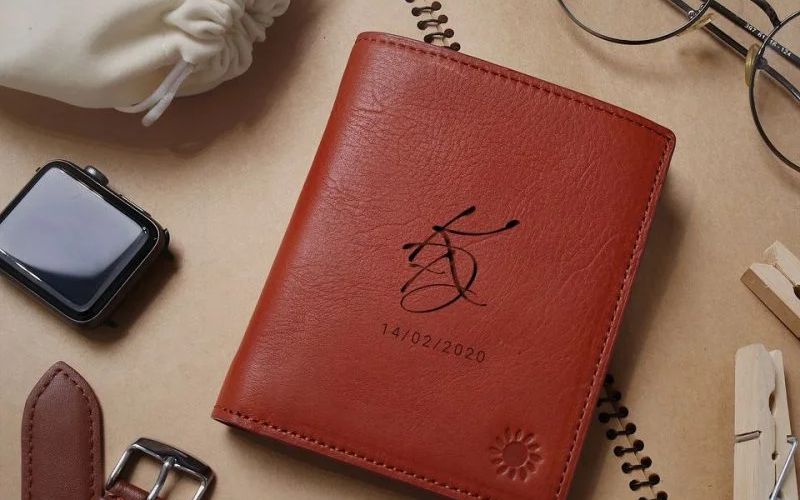 Ví da khắc tên tinh tế, mang đậm dấu ấn cá nhân của người sở hữu Ví da khắc tên tinh tế, mang đậm dấu ấn cá nhân của người sở hữu