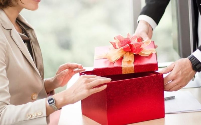 Sự tỉ mỉ trong cách đóng gói làm cho món quà trở nên hoàn hảo và ấn tượng hơn Sự tỉ mỉ trong cách đóng gói làm cho món quà trở nên hoàn hảo và ấn tượng hơn