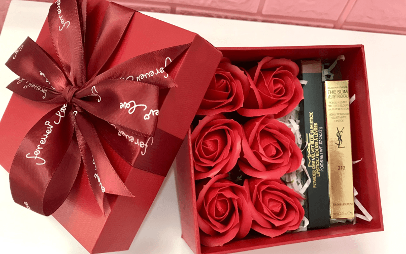 Hãy tặng nàng mỹ phẩm, túi xách, quần áo phù hợp với tính cách và sở thích của người yêu Hãy tặng nàng mỹ phẩm, túi xách, quần áo phù hợp với tính cách và sở thích của người yêu