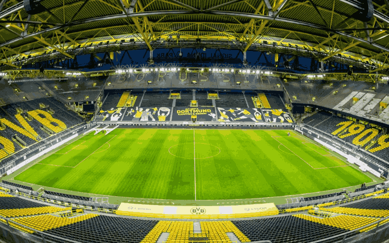  Signal Iduna Park nổi bật với tông màu vàng đặc trưng