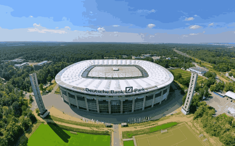  Deutsche Bank Park có mái che hiện đại