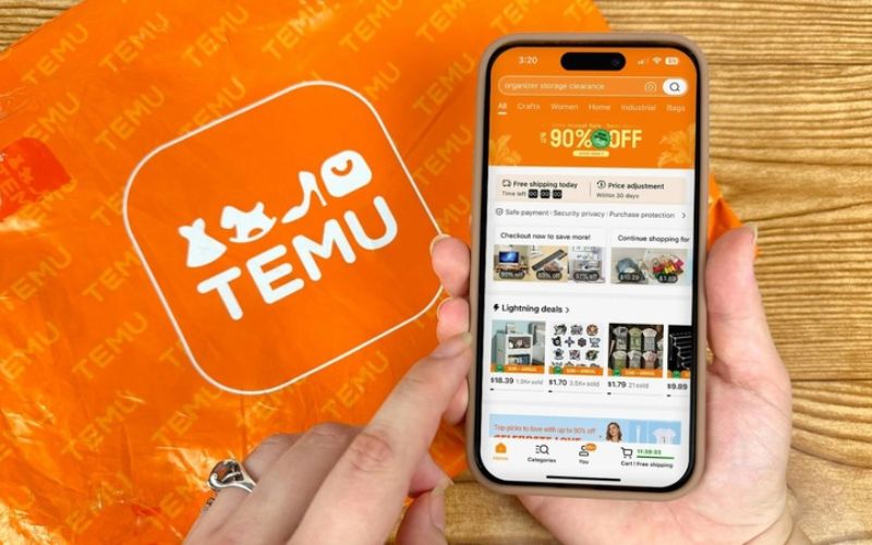 Người dùng trải nghiệm mua sắm trực tuyến tiện lợi và dễ dàng qua ứng dụng Temu trên smartphone Người dùng trải nghiệm mua sắm trực tuyến tiện lợi và dễ dàng qua ứng dụng Temu trên smartphone